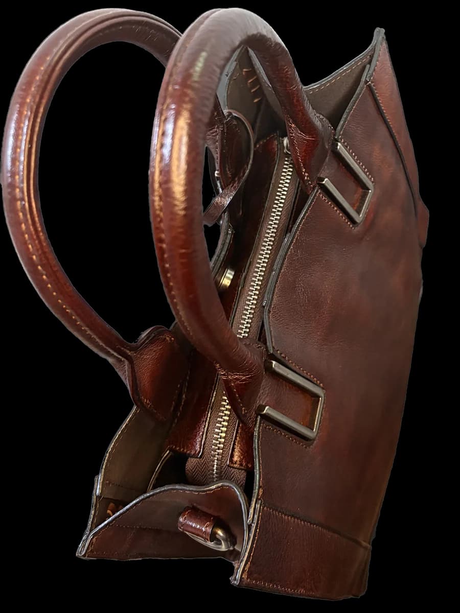 가방, 자연스럽게 시선을 끄는 순간